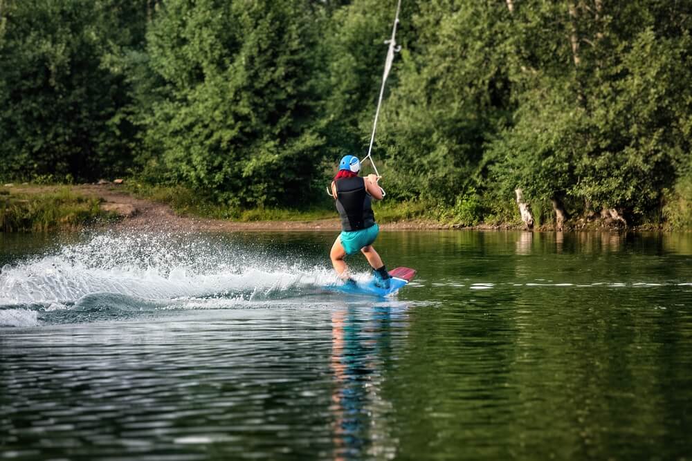 Jak zacząć swoją przygodę z wakeboardem?