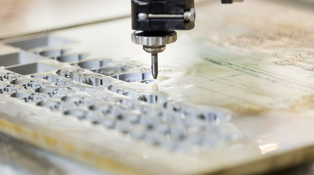 Cięcie wodą z dodatkiem ścierniwa – zastosowania i parametry techniczne